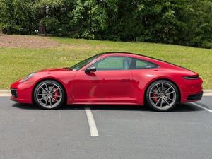 Coupé Carrera 4S AWD 2024 d'occasion en excellent état, extérieur rouge carmin, intérieur gris, faible kilométrage, transmission intégrale, moteur 443 - Product Image 4