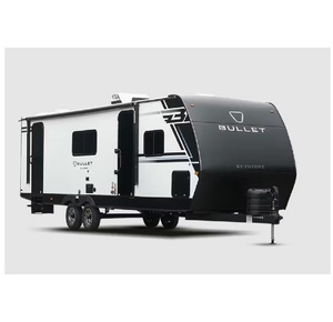 Caravane de luxe pour le camping incluant des panneaux solaires intégrés, une salle de bain et toilettes spacieuses et un lit queen size. - Product Image 2