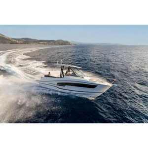 Bateau à moteur Jeanneau Cap Camarat 9.0 WA S2, console centrale, cabine de croisière - Product Image 1