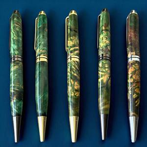 Stylo à bille de luxe fabriqué à la main avec cadeau de remise des diplômes de retraite en résine vert-rouge-bleu fabriqué au Vietnam Collection saphir - Product Image 1