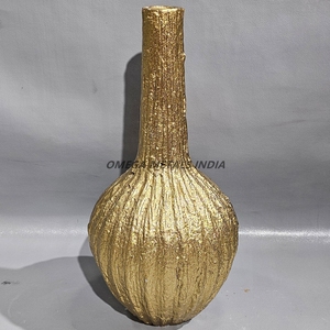 Vase en métal doré texturé de haute qualité avec col long et forme ronde sculptée Parfait pour le style de décoration contemporain et traditionnel - Product Image 1
