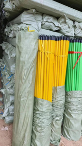 Palo de fregona de madera de eucalipto con revestimiento de PVC exportado de Vietnam, manijas de escoba, recogedor colorido para limpieza doméstica, uso mundial - Product Image 5