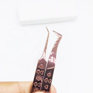 Pince à épiler professionnelle en acier inoxydable testée à la main pour l'utilisation des cils, personnalisée, en or rose, avec cœur imprimé, à 45 degrés, vente en gros - Product Image 6