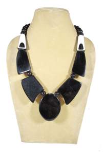 Collier Statement Artisanal Personnalisé en Perles de Résine Noires et Blanches, Style Tribal Géométrique Audacieux, Bijou Tendance Massif pour Femme - Product Image 3