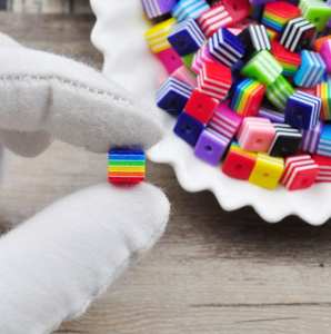 Perles en résine d'ange écologiques de couleurs mélangées, légères et durables, avec motifs floraux intégrés, pour la création artistique de bijoux DIY - Product Image 1