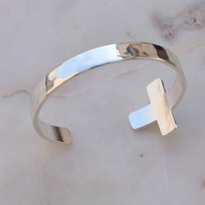 Bracelet manchette ajustable pour femme, fabriqué en Inde, en laiton plaqué argent, avec gravure personnalisée, bracelet ouvert de créateur à vendre - Product Image 2