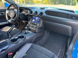 FORD MUSTANG GT/CS 2022. Voiture à faible kilométrage, boîte de vitesses automatique, direction souple, essence/électrique, état neuf - Product Image 2