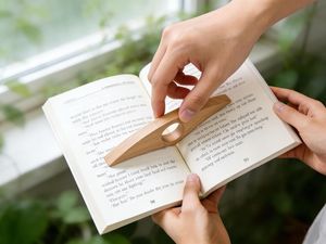 ที่วางหนังสือไม้แบบธรรมชาติ พร้อมห่วงคล้องนิ้ว ใช้งานได้จริงสำหรับการอ่านนิยาย ไดอารี่ และสมุดโน้ต - Product Image 2