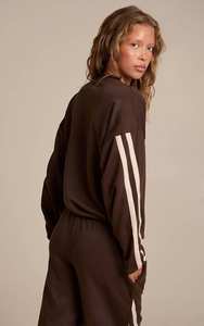 Sweat-shirt d'entraînement streetwear pour femme en coton 100% doux au toucher, avec logo sur le devant, col rond et manches longues, dernier design marron - Product Image 2