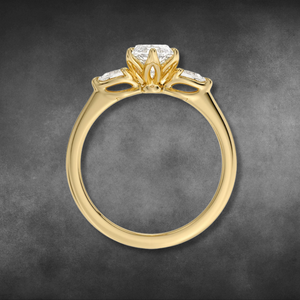 Bague de fiançailles en or jaune 14K/18K avec diamant marquise cultivé en laboratoire certifié IGI, trois pierres, avec diamants latéraux en forme de poire, pour femme - Product Image 2