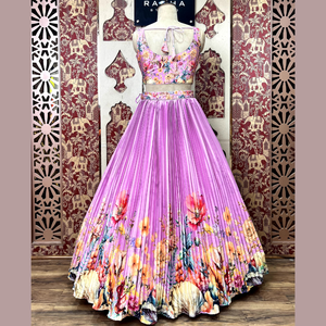 Designer Lehenga en couleur ultra rose avec des détails d'impression artistique et une main élégante touchant un choix étonnant d'approvisionnement en Inde - Product Image 3