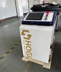 Equipo de Limpieza Láser de Pulso Industrial Portátil con Potencia de 200W, Control Automático, Enfriamiento por Agua/Aire para Eliminación de Óxido - Product Image 5