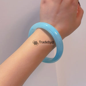 Brazaletes de resina tranquilos y elegantes para rituales de bienestar y autocuidado de Tradebyd - Product Image 4