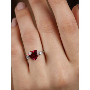 Anillo de Corazón Rojo Sangre para Mujer CLARA, Plata de Ley 925, Banda Ajustable, Bañado en Oro Rodio, con Circonita Suiza en Forma de Diamante - Product Image 4
