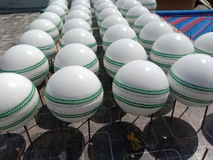 SUMROOS Balle dure de cricket blanche de qualité supérieure balle de sport de bowling en cuir cousu en gros balles dures de haute qualité - Product Image 6
