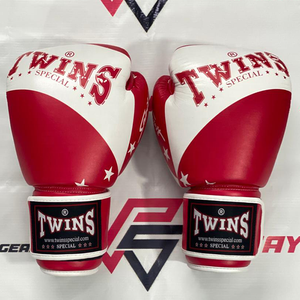 ถุงมือมวยไทยหนังแท้สีแดงขาว ดีไซน์ใหม่ สำหรับมืออาชีพ รับสกรีนโลโก้ สำหรับคิกบ็อกซิ่ง MMA ซ้อมมวย สำหรับผู้ใหญ่ - Product Image 1