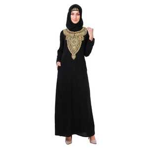 Abaya droite modeste en satin AY-807 avec col brodé main or et cuivre, taille naturelle en satin - Product Image 2