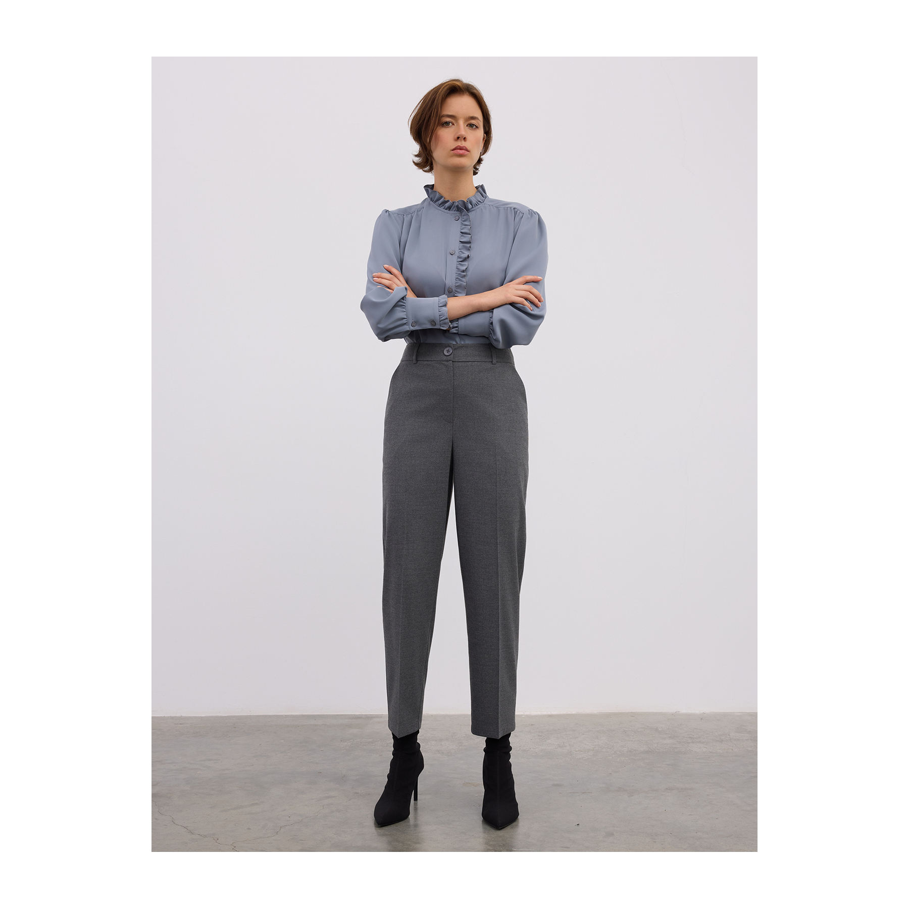 สีเทาเข้ม