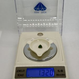 Circón verde natural de Sri Lanka facetado en triángulo y piedra preciosa cortada trillón para la fabricación de joyas - Product Image 4