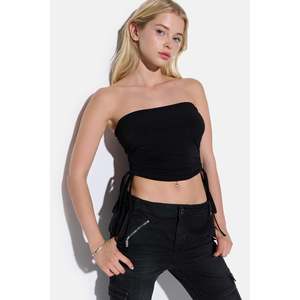 Top Corto Negro sin Tirantes con Fruncido Lateral - Product Image 3