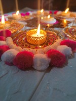 Ensemble de décoration artisanal traditionnel pour festivals, mariages et Pooja, avec support doré pour Rangoli/Kolam/Muggu Diya et bougies chauffe-plat Diwali