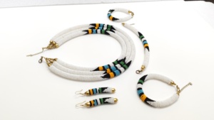 ชุดลูกปัดแก้วหลายชั้นแบบสั่งทำสร้อยคอต่างหูต่างหูสร้อยข้อมือดีไซน์มงกุฎทำมือสีสันสดใสสำหรับเป็นของขวัญที่นับถือศาสนาพุทธ - Product Image 5