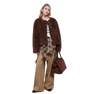 เสื้อฮู้ดผู้หญิงสไตล์วินเทจพิมพ์ลายตามสั่ง ผ้าขนเชอร์ปาเนื้อนุ่ม ขนเฟอร์เทียมแบบตะวันตก ปรับแต่งโลโก้ด้านหน้าได้ - Product Image 3