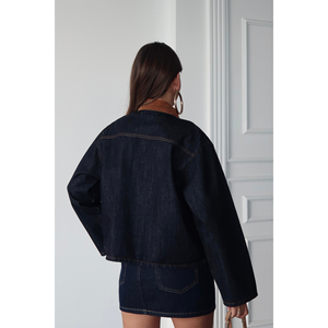 Chaqueta Vaquera Azul Marino para Mujer con Elegante Detalle de Cuello de Terciopelo - Product Image 1