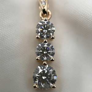 Colgante de diamante cultivado en laboratorio de tres piedras, colgante de diamante CVD para mujer, colgante de brida creado en laboratorio de corte redondo 1,0 Ctw, oro amarillo de 14K - Product Image 3