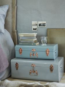 Boîte de rangement en plastique rectangulaire minimaliste beige et bleue, empilable avec couvercle articulé, pour articles divers - Product Image 3