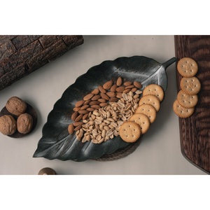 Plateau de service en bois de Noël de Thanksgiving fabriqué à la main conception unique en forme de feuille collations petit déjeuner viande fruits secs plateau de fromage - Product Image 5