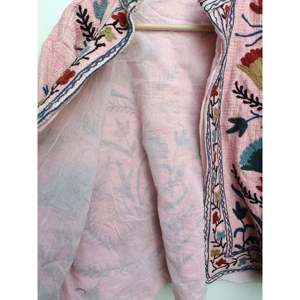 Chaqueta Varsity Acolchada de Algodón Indio con Cuello Mandarín, Bordada a Mano, Reversible, de Satén, Estilo Boho, Talla XL, Prenda Exterior Sostenible - Product Image 5