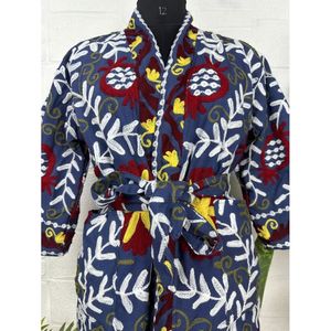 Veste en tissu tissé éco-responsable, style bohème, broderie Suzani faite à la main, motifs floraux vibrants, col châle, printemps - Product Image 2