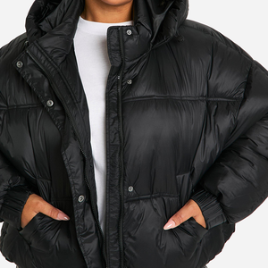 Chaqueta Bomber Reversible Impermeable de Invierno con Logotipo Personalizado, Relleno de Poliéster, Chaqueta Acolchada Negra Brillante para Mujer - Product Image 3