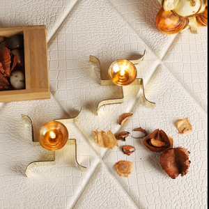 Lámpara Diya decorativa de latón dorado con cuenco en forma de flor festoneada y mango largo, disponible a precios de mayorista. - Product Image 3