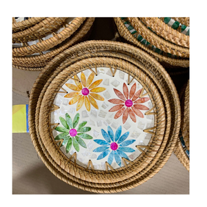 Juego de 2 Bandejas de Ratán con Incrustaciones Florales de Nácar, Patrones Florales y Brillo Iridiscente Natural, Bandejas Redondas de Concha, Restaurante de Lujo - Product Image 3