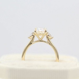 Anillo de diamante creado en laboratorio ovalado IGI, oro blanco de 14 quilates con baño de oro para bodas y compromisos o como una banda diaria - Product Image 4