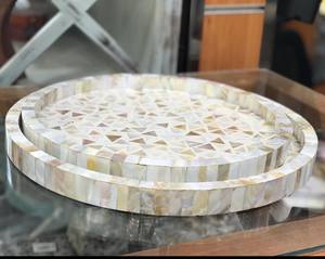 Bandeja decorativa de ratán multiuso con elegante nácar para exhibición de servicio o estilo doméstico - Product Image 3