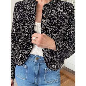 Veste vintage pour femmes ODETTE, veste en cuir à capuche avec décorations florales, dentelle, taille personnalisée, grande taille pour l'automne, le printemps et l'hiver - Night Lily - Product Image 1