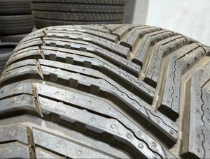 Pneu Michelin CrossClimate 2 245/45R21 104V 100% Premium pour véhicule de tourisme toutes saisons avec bande de roulement directionnelle en V - Product Image 4