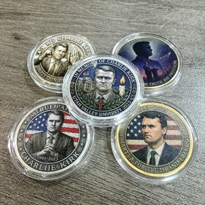 Monete Commemorative Personalizzate in Metallo USA 1993-2025 Charlie 40mm 2D Oro Collezione Monete 'Inseguimento della Verità' - Product Image 1