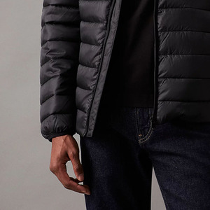 Chaquetas ligeras de poliéster reciclado de alta calidad para hombre con cuello levantado y bolsillos en la cintura con cremallera chaqueta acolchada para hombre - Product Image 4