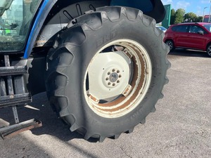 2001 New Hollandd TM125 Range Command 9,213 heures 420/70R28 pneus avant 520/70R38 pneus arrière Suspension cabine - Product Image 5