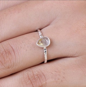 แหวนเงินแท้925สเตอร์ลิงทำด้วยค้อนหินควอตซ์ลูกแพร์สีทองธรรมชาติขนาด7x9มม. มีฝาเป็นของขวัญ - Product Image 1