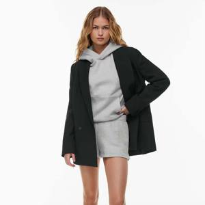 Pantalones cortos de mujer con tops y sandalias de moda que crean un aspecto ideal para vacaciones y reuniones informales de fin de semana - Product Image 2