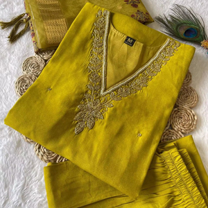 Faites briller votre journée avec un tissu en soie romaine de qualité supérieure Design de meilleure qualité Vêtements pour femmes Pièce unique disponible à la vente - Product Image 1