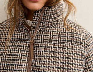 เสื้อแจ็คเก็ตพัฟเฟอร์ทรงครอปสำหรับผู้หญิง ลายตารางหมากรุกสีน้ำตาล คอสูงแบบซิป ไส้ใยโพลีรีไซเคิล สำหรับฤดูใบไม้ร่วง/ฤดูหนาว - Product Image 3