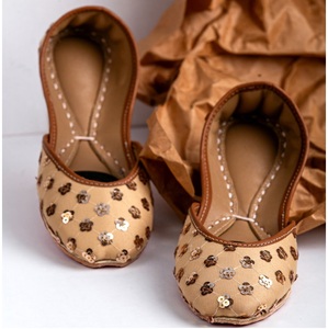Diseño personalizado alta moda antideslizante calzado elegante Khussa zapatos Punjabi Jutti zapatillas planas chanclas interior niñas tradicional - Product Image 2