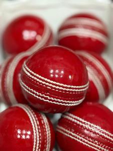 ลูกบอลคริกเก็ตหนังแท้สีพิเศษพร้อมโลโก้ที่กำหนดเองน้ำหนักเบาคุณภาพกีฬามืออาชีพ - Product Image 2