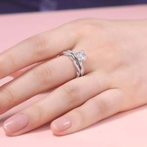Ensemble de bagues de fiançailles Jeulia en argent sterling plaqué or 14 carats avec coupe coussin torsadée - Product Image 3